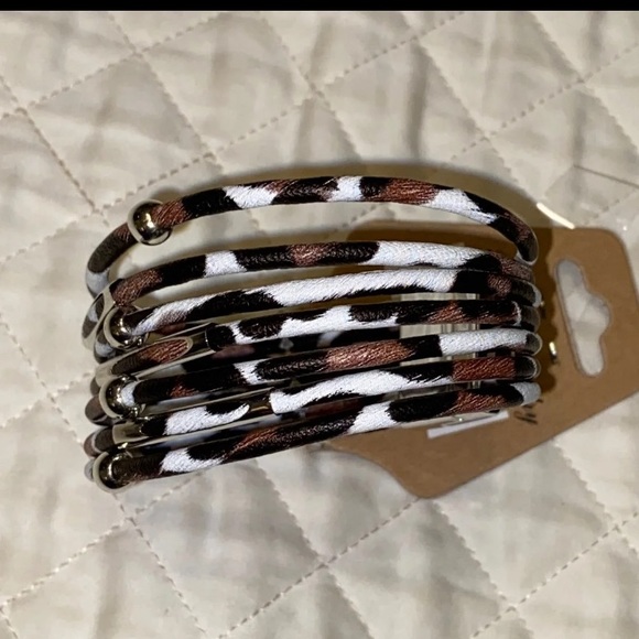 Leopard Print magnetic clasp bracelet - Picture 3 of 8